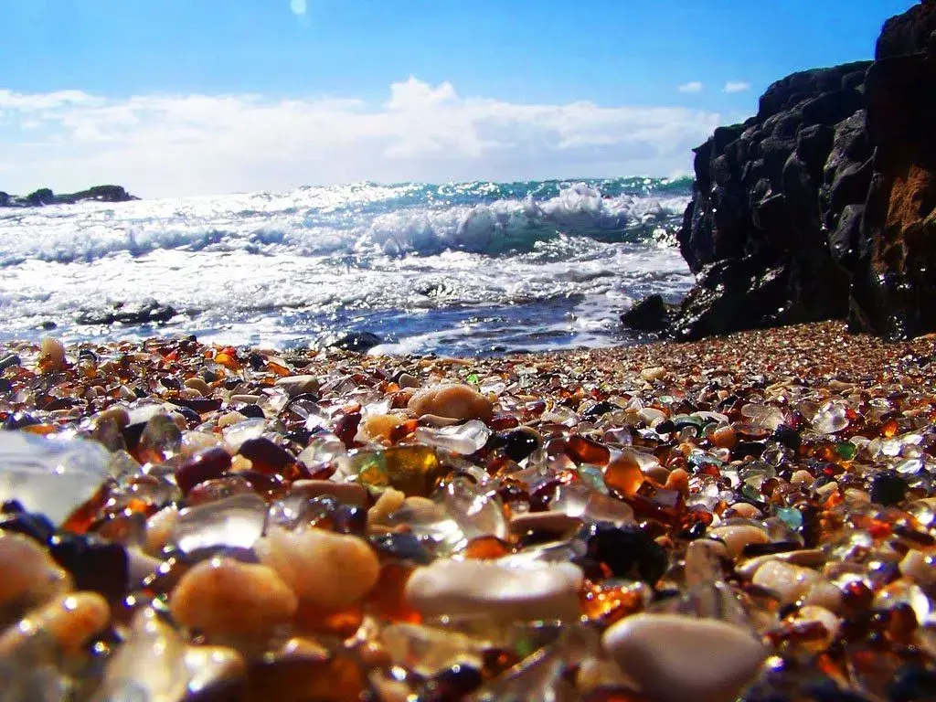 世界上最美丽的玻璃海滩，大自然将垃圾变为旅游景点，吸引数千游客_哔哩哔哩_bilibili