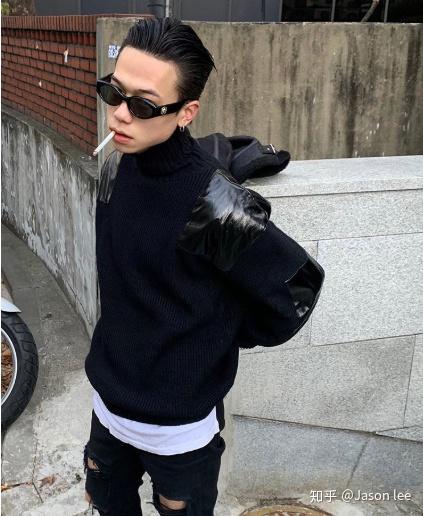 破裤外,这位欧爸最喜欢透过小配件来装饰单调的all black风格,像是银