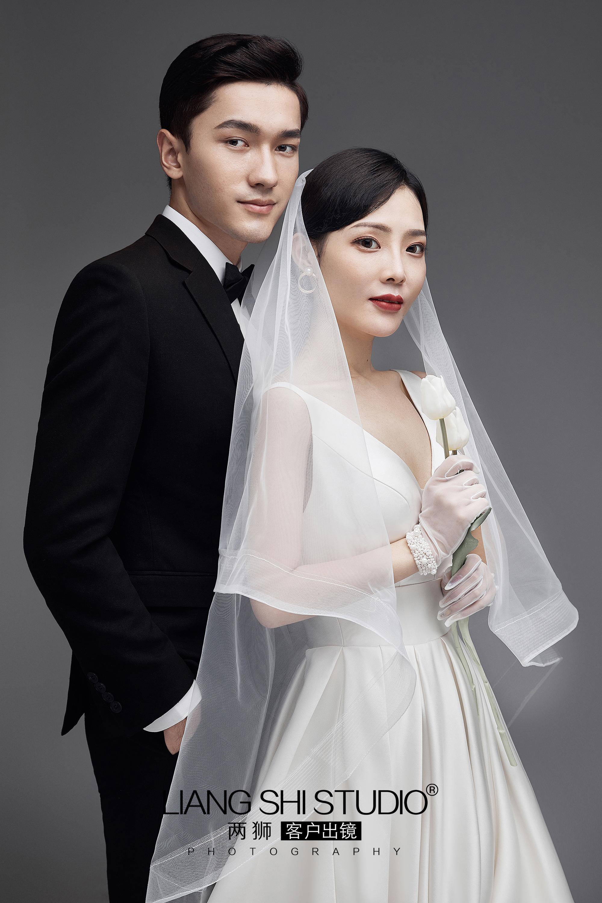 单色室内婚纱照高级感满满07北京婚纱照