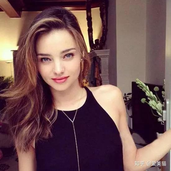 甜美的可儿是标准的小圆脸整张脸几乎没有什么棱角圆润的线条虽然很