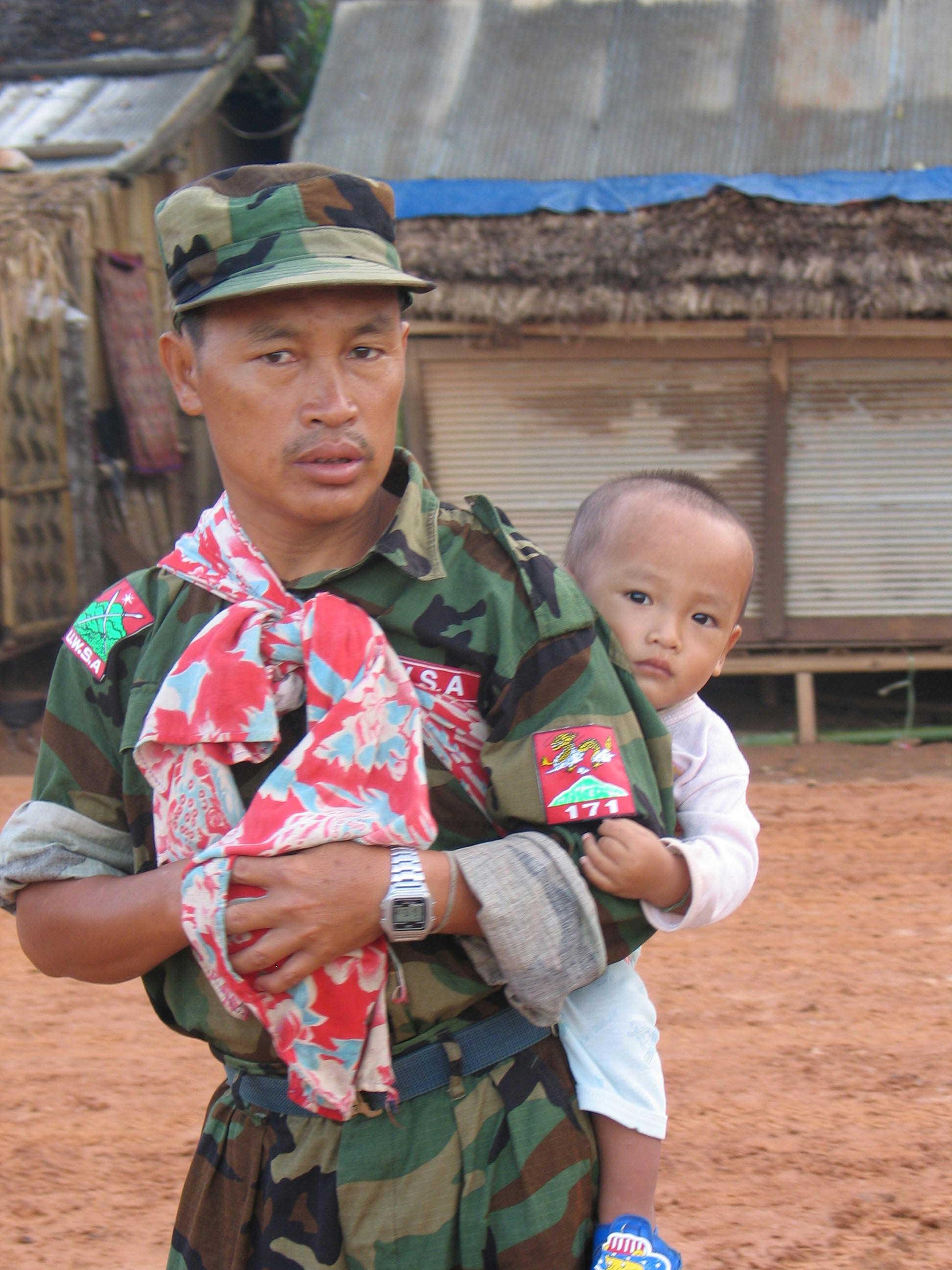 1998年,第一批雇员到达佤邦孟波时,搭建了一排蓝色帐篷做为临时过渡