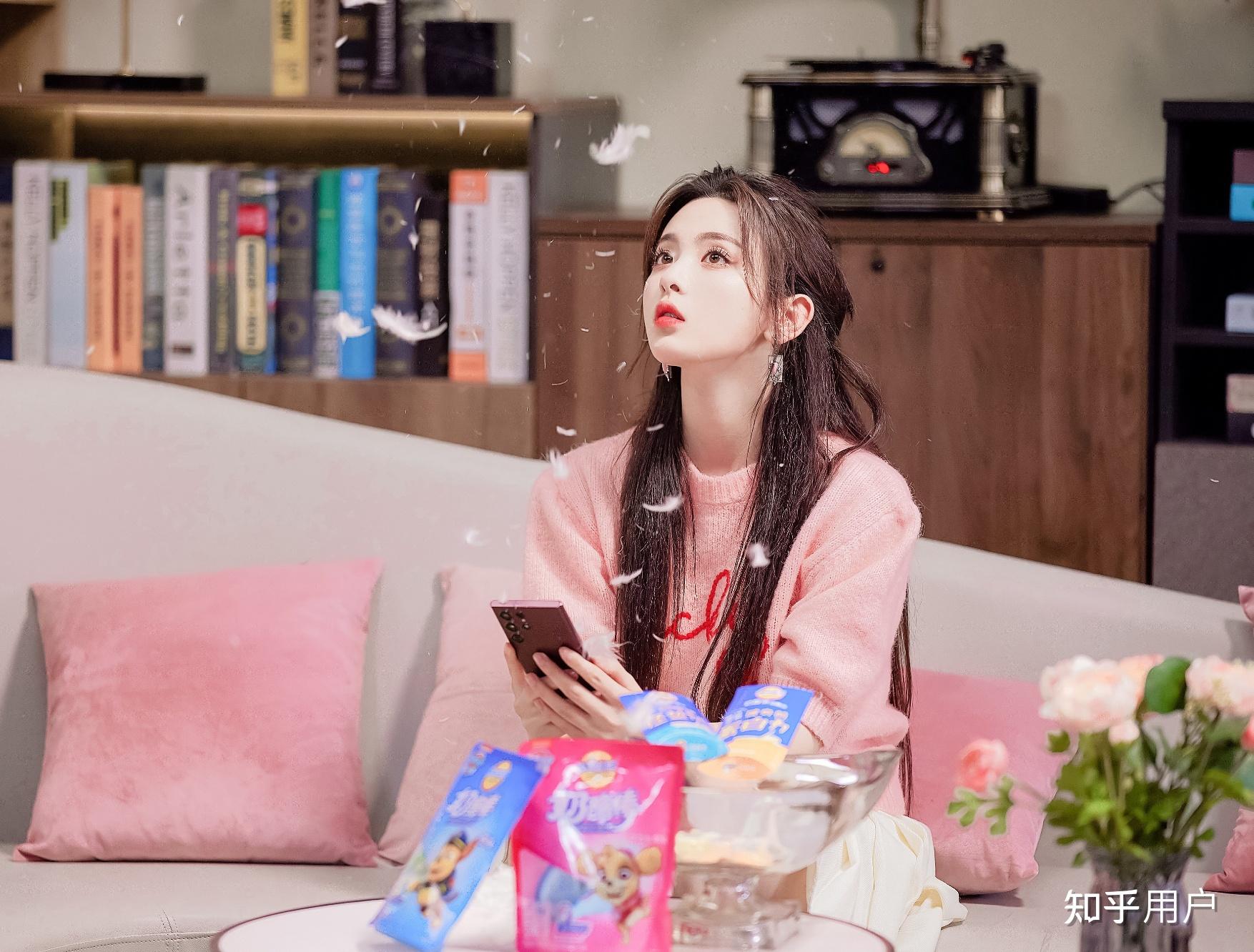 如何评价杨超越中国社会福利基金会助农公益直播带货?