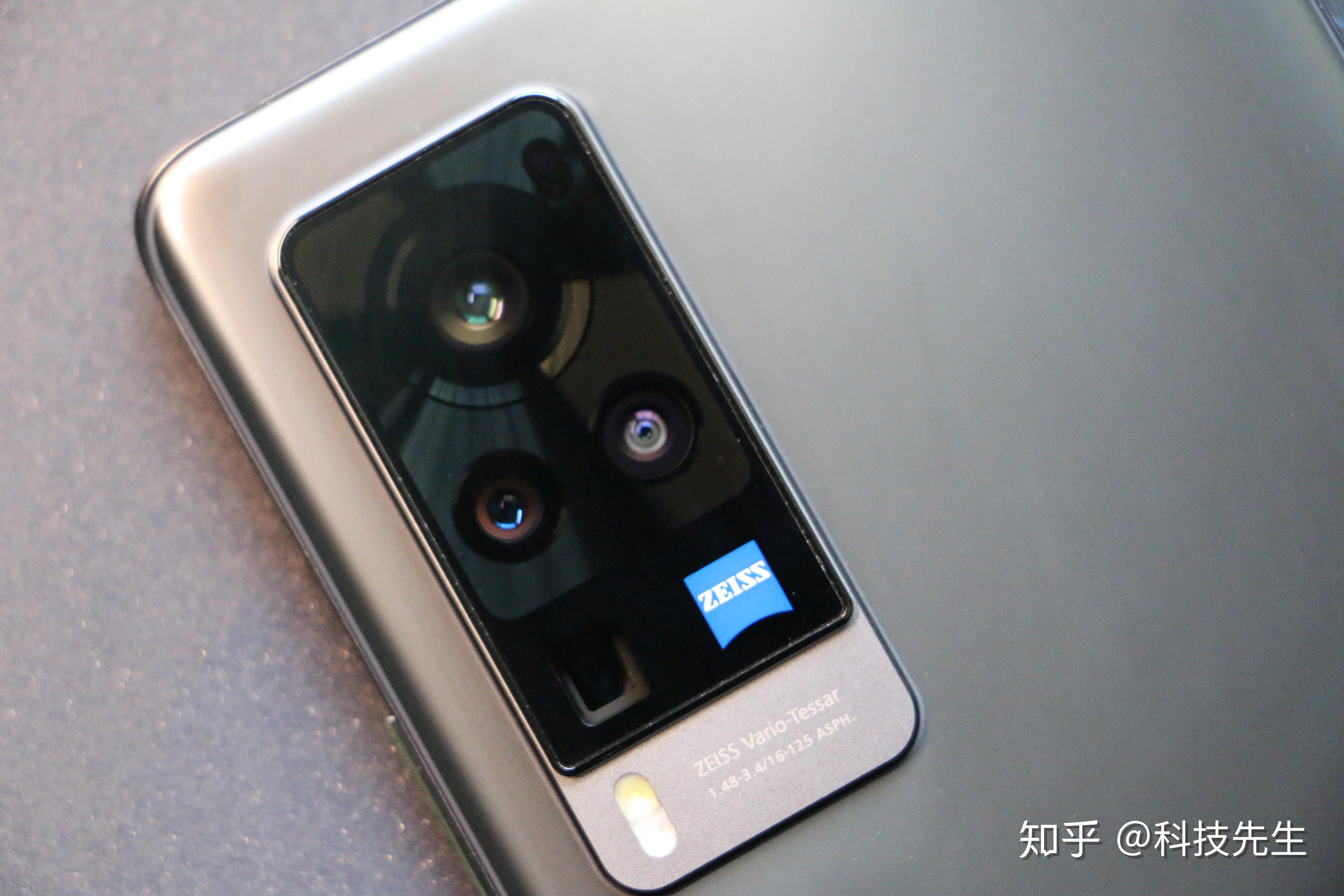 vivo x60 pro在影像方面的堆料无疑是专业且全面的,在后置镜头模组中