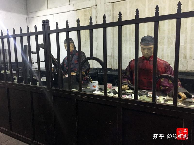 大众点评靠前的一家洪武记饭店,内部空间很大,人多的时候甚至需要等位