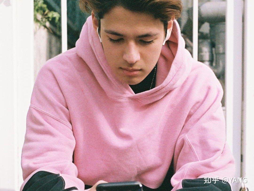 可以发下日本混血男团交叉点的照片吗?