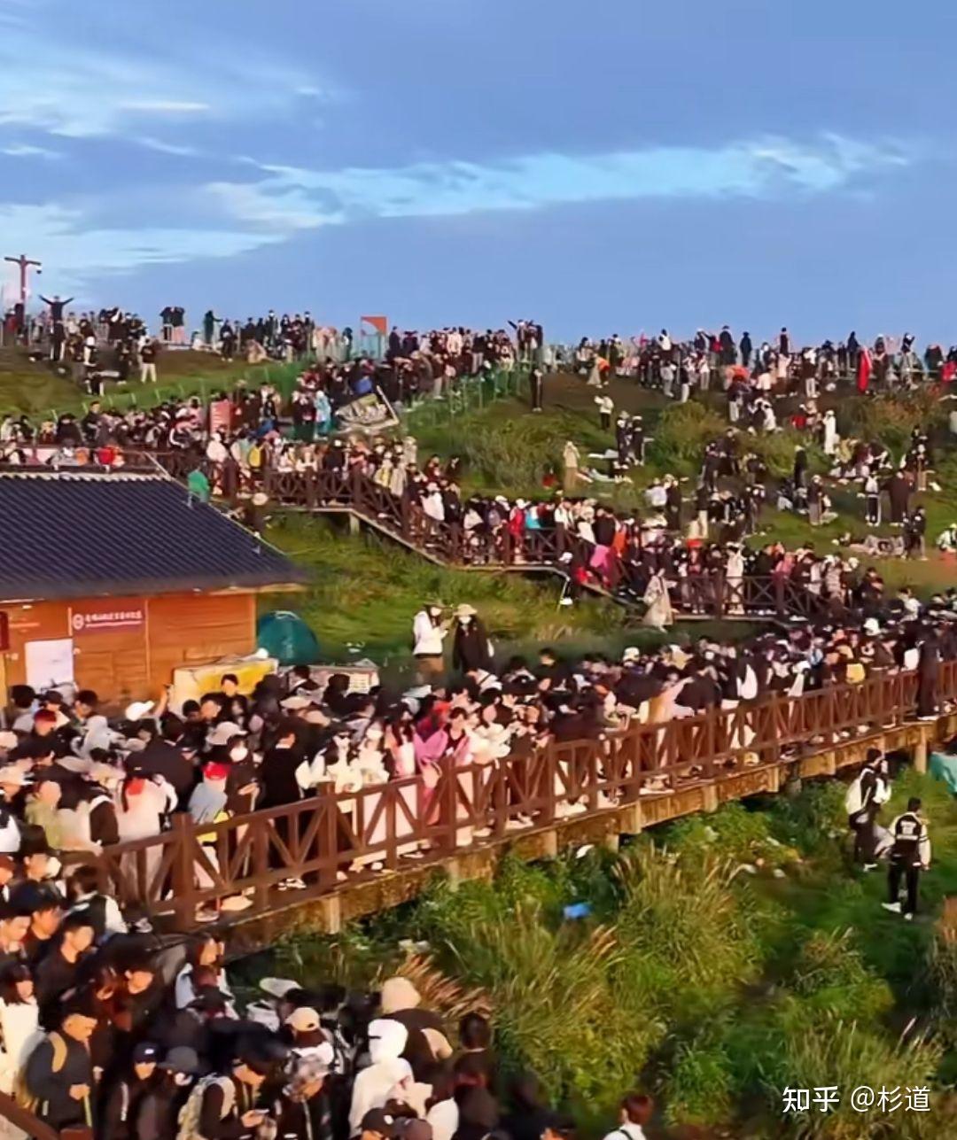 五一期间全国各地景区人满为患,部分景区门票售罄并暂停预约,有哪些