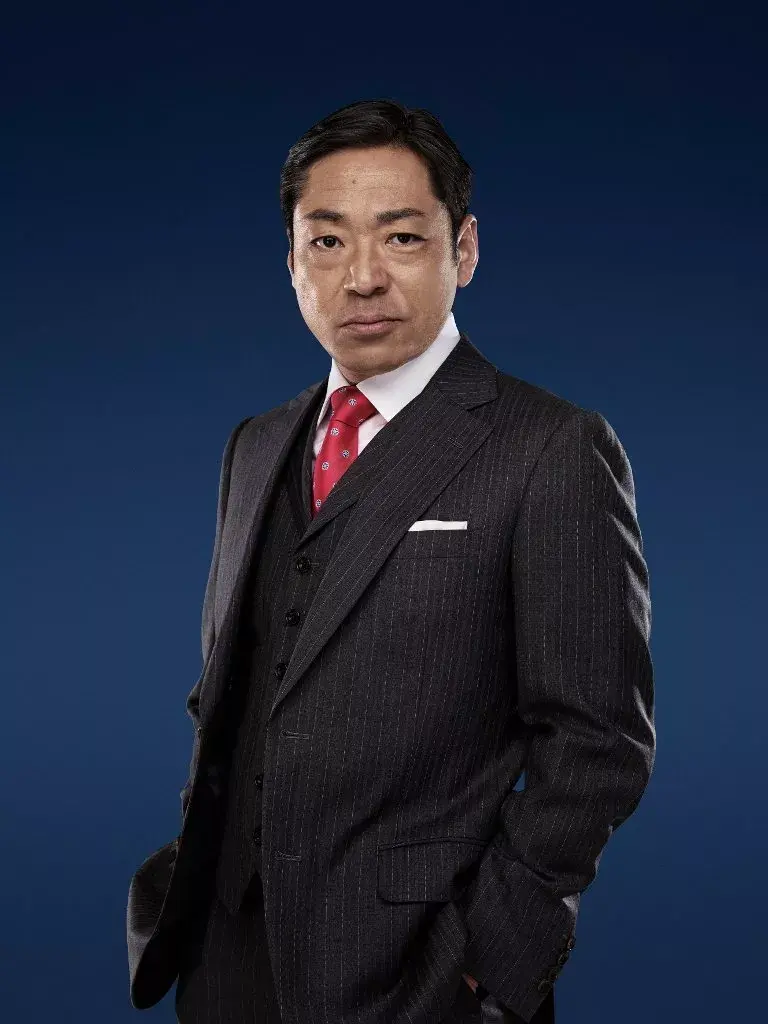 年出生于一个日本演员世家,其父亲市川猿之助是日本著名的歌舞伎演员