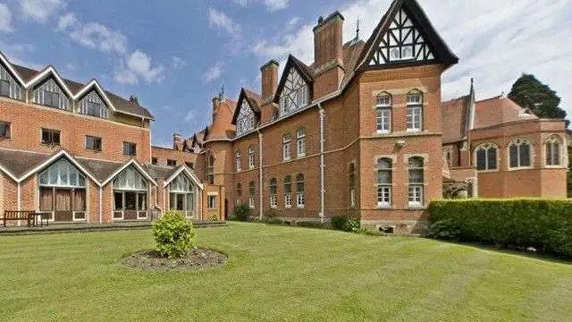 school)是英国九大公学(origin 9)中唯一一所女子走读制贵族学校,学校