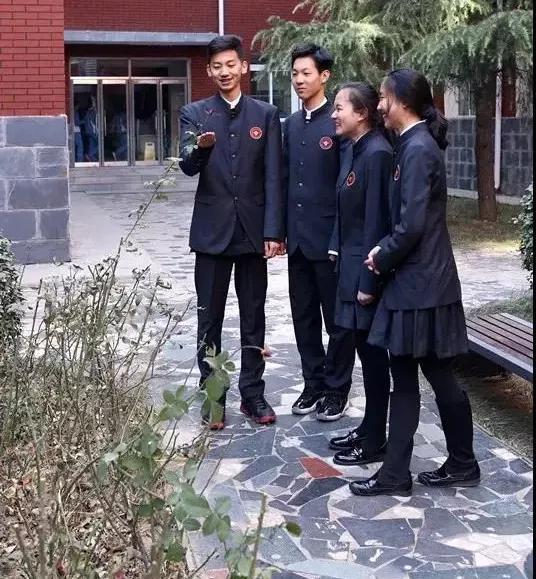 北京多所高中校服闪亮出镜孩子们的校服也太美了