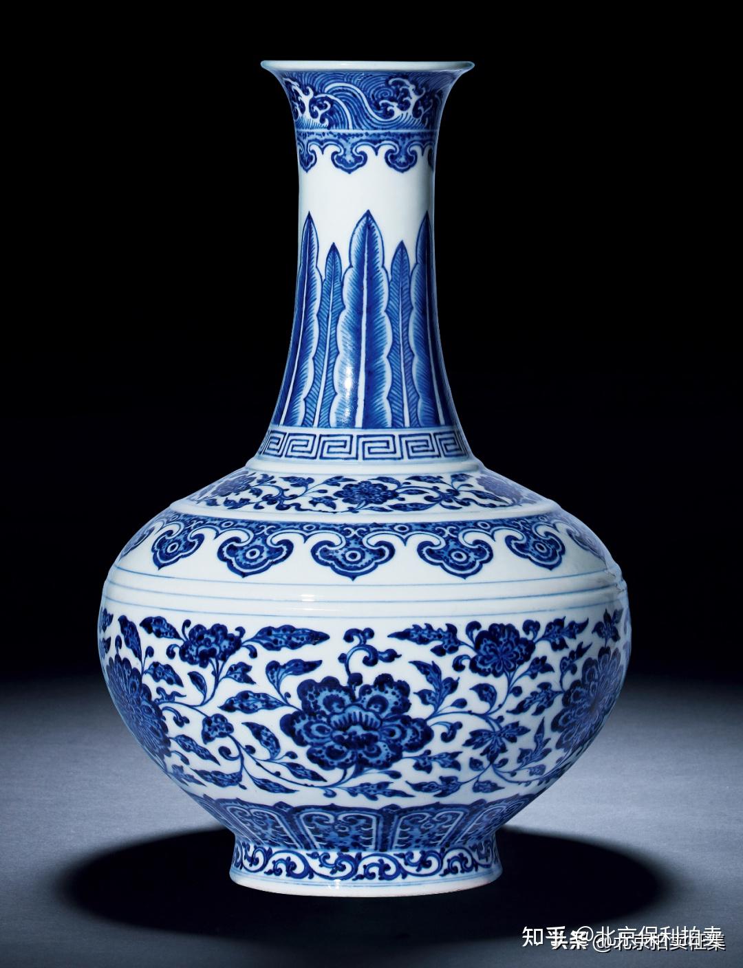 中国美術 青花 纏枝蓮花龍紋 瓶 高44cm(A365) A rare blue and white 'lotus' meiping, Ming dynasty, 15th