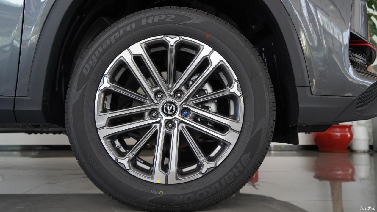 长安cs75plus采用的18寸多幅式轮毂非常炫酷,搭配225/60 r18轮胎规格