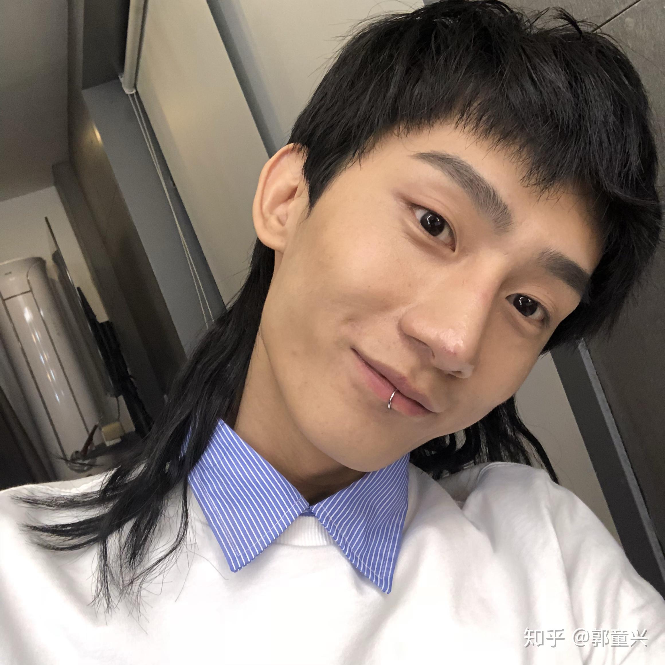 男生留长发怎么打理过渡期的发型?