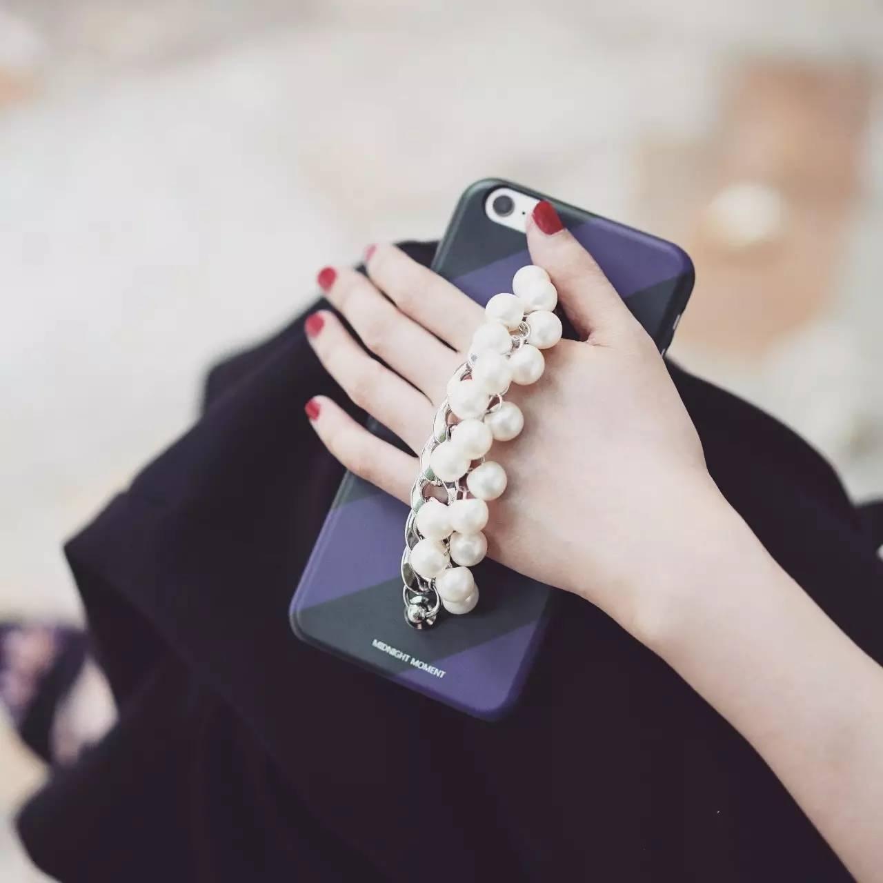 把珍珠戴满全身,时尚达人们真是敢想敢做