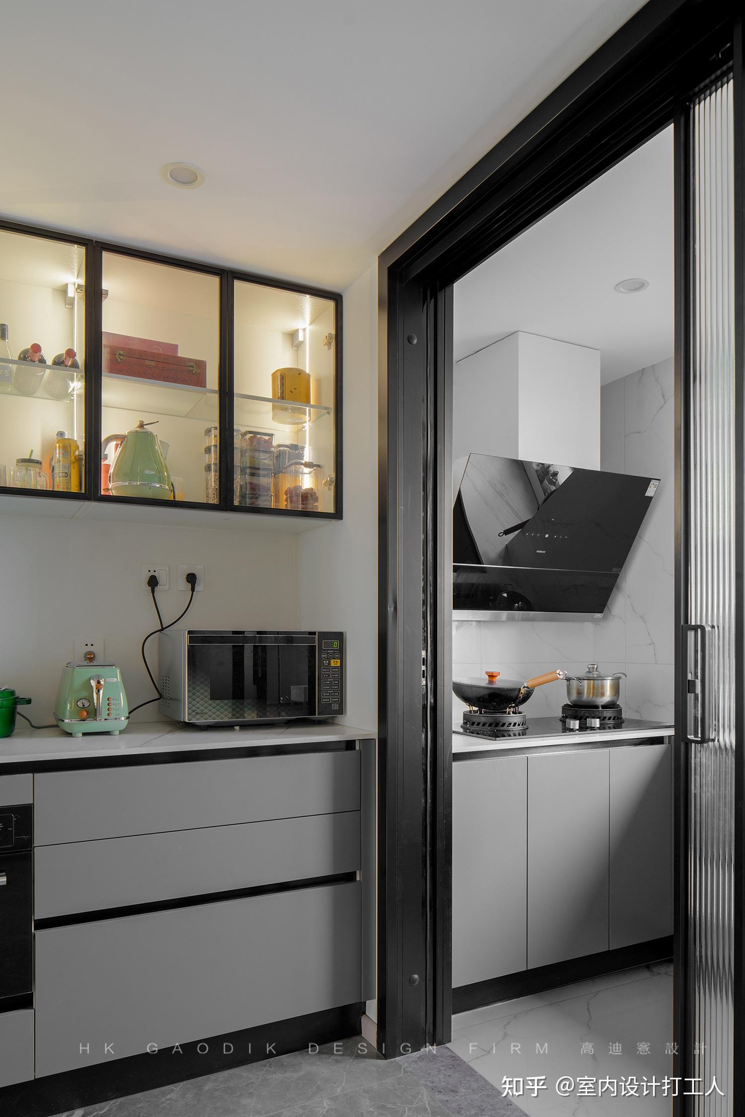 连接厨房,作为西厨餐厨空间相连的户型可以考虑加入定制餐边柜,与橱柜