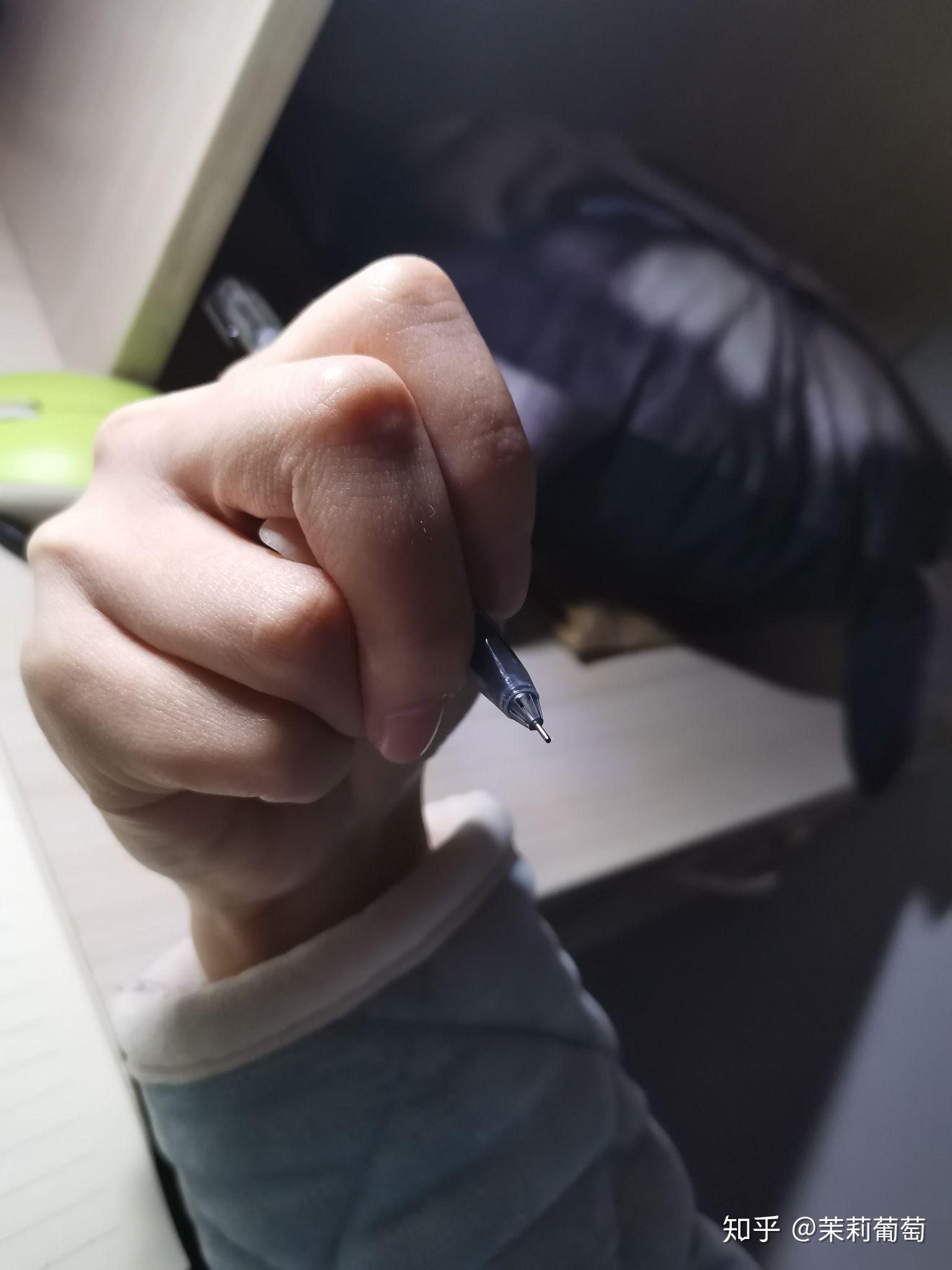 正确的写字姿势究竟是怎样的握笔姿势网上的教程很多但是手腕应该是