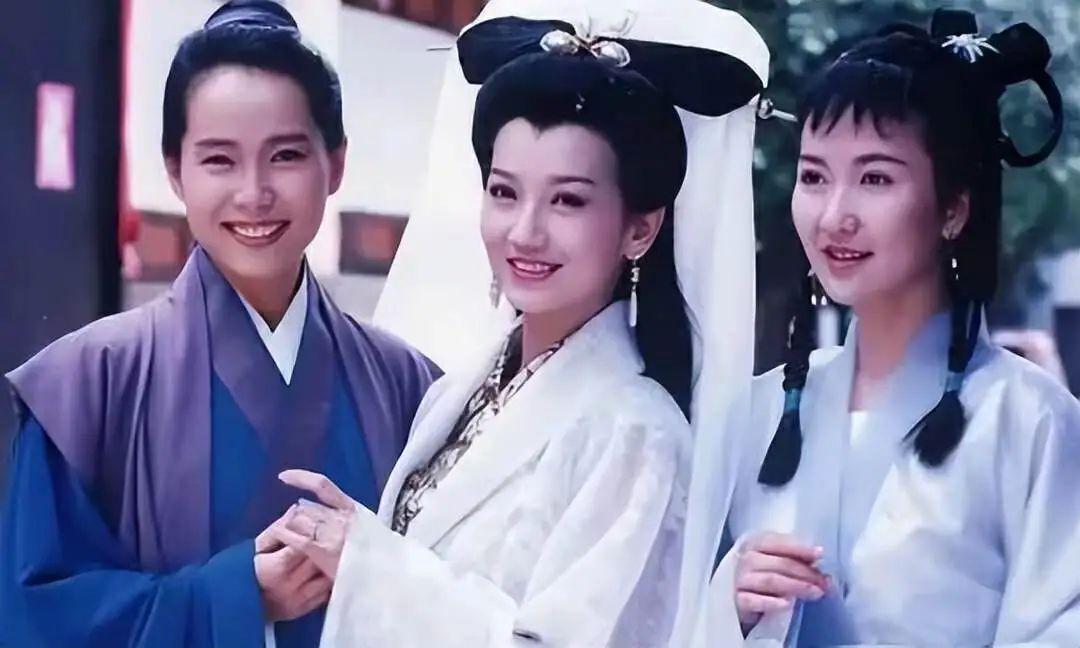 春晚的叶童才是时尚界的白月光，寸头、国风装，气质独一份儿 - 知乎