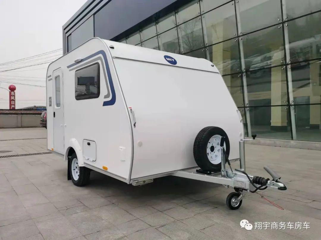 移动的小一居室厨卫大床齐全拖挂里的经济适用房迷野房车