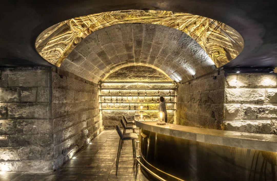 山城重庆一家防空洞改造的院子酒吧