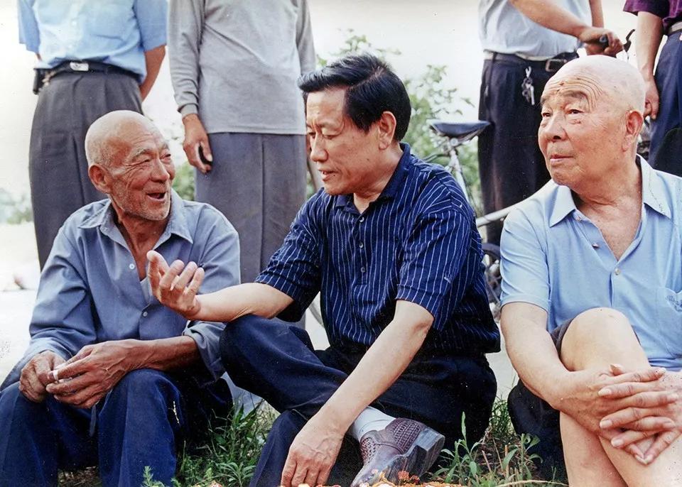 王明义艰辛求学路难忘母校情