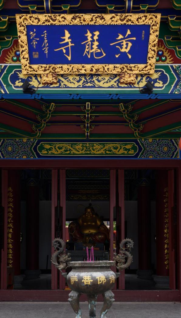 揭西黄龙寺位于揭西县五经富镇深坑山脚下,在五经富镇中心的东南方向