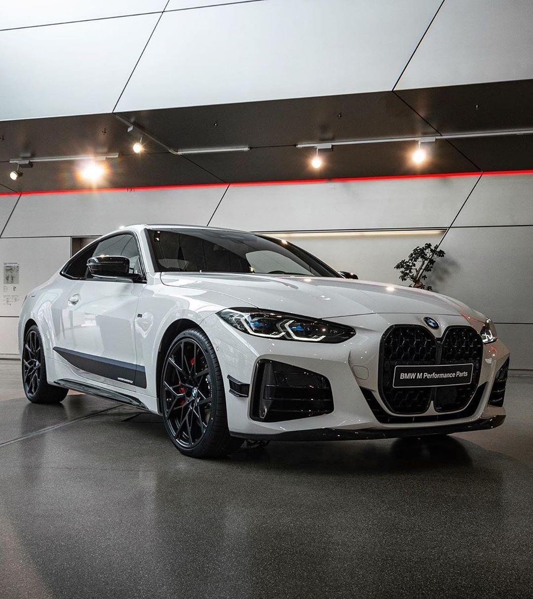 海外实拍宝马m440i高调个性的超大双肾格栅