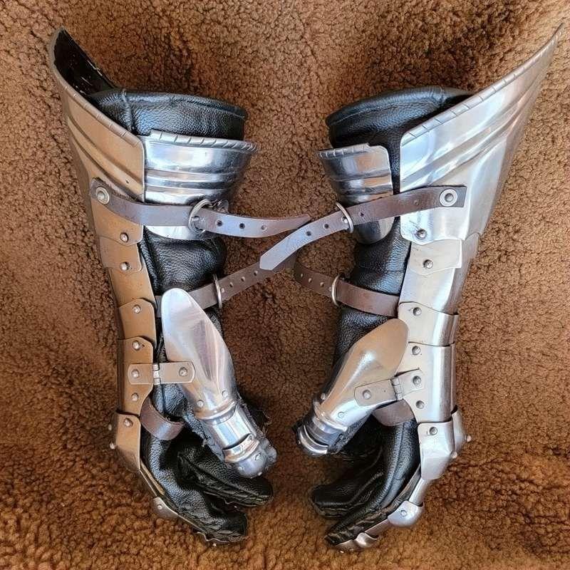 欧洲古代盔甲中的铁手套的手心部位是皮质的还是铁质的还是裸露皮肤的