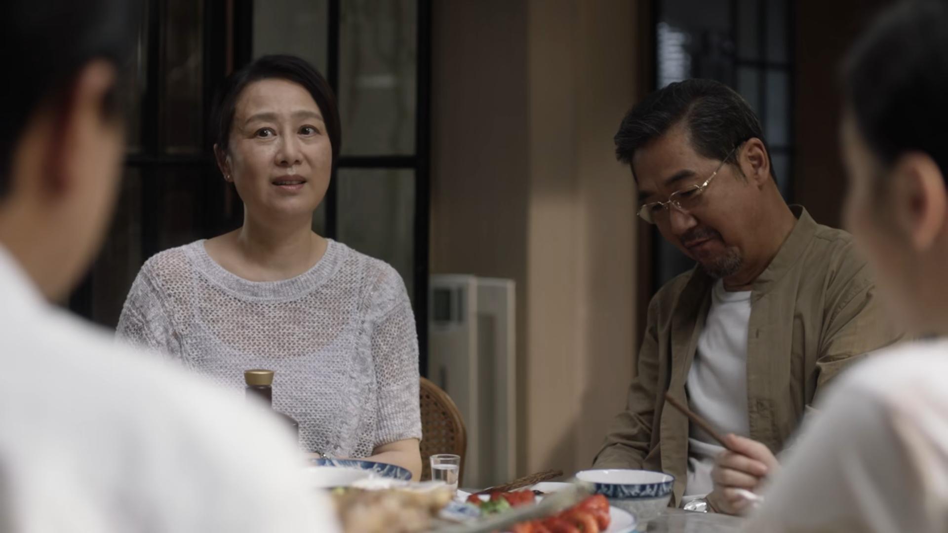 小舍得第一集的家庭聚会透露了哪些细节信息