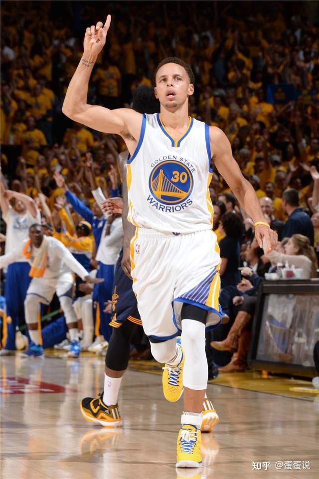 尤其是抢断能力,库里自己运球好,非常清楚运球的各种套路