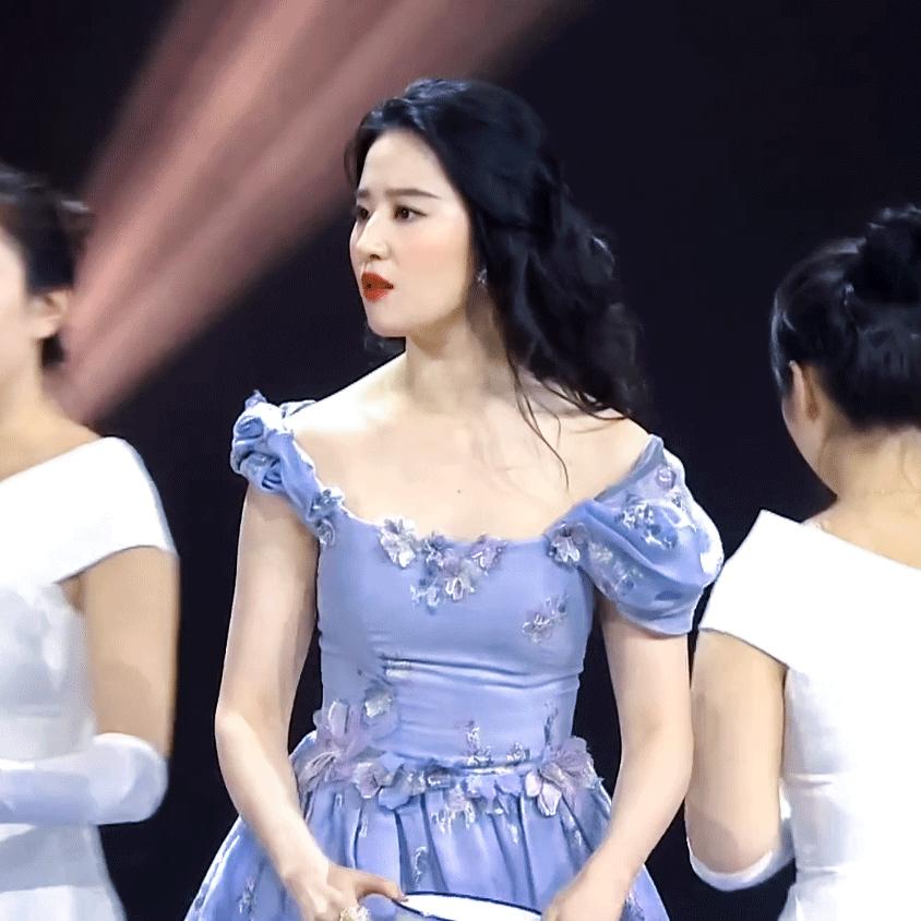 如何评价刘亦菲 2020 微博之夜的造型和搭配?