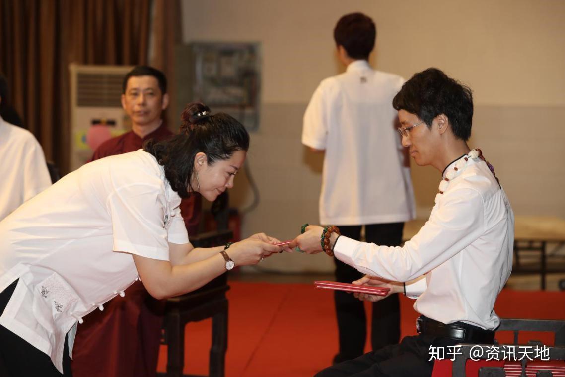 彭派变脸第三代传承人张业宝喜收十三名入室弟子