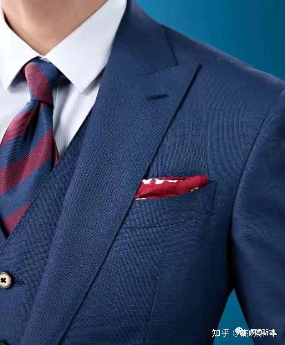 戗驳领生来就独具特色,它既有平驳领的稳重与经典,又有青果领的精致与