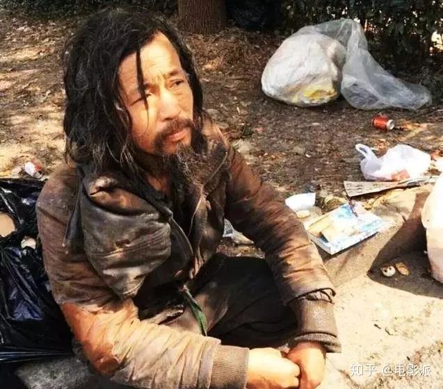 他靠捡垃圾火遍抖音,美女网红排队求合影