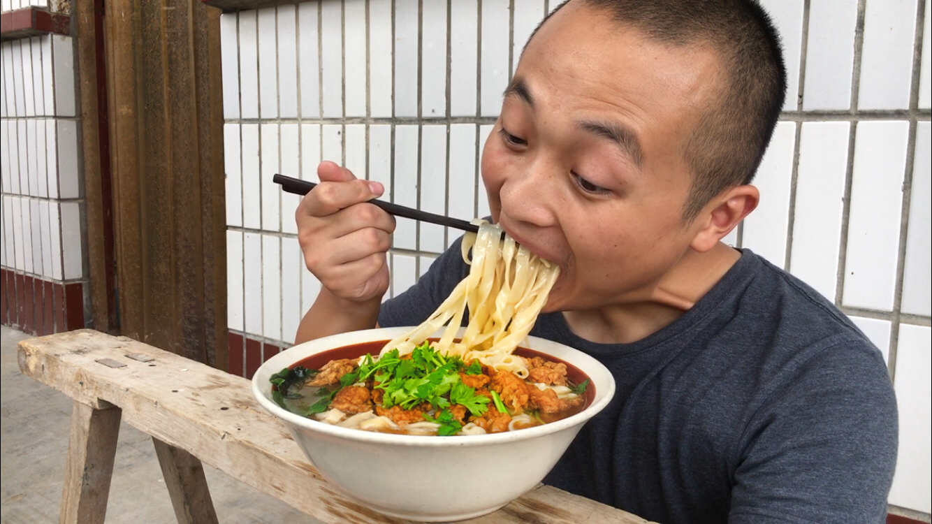 2斤米饭2个茄子小哥今天吃红烧茄子香滑软糯一顿狂造过瘾
