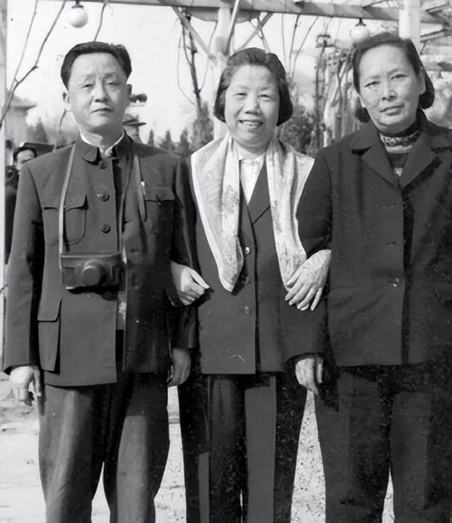 她是黄埔军校最美女兵,给两位正国级领导当秘书,前夫也是正国级 - 知