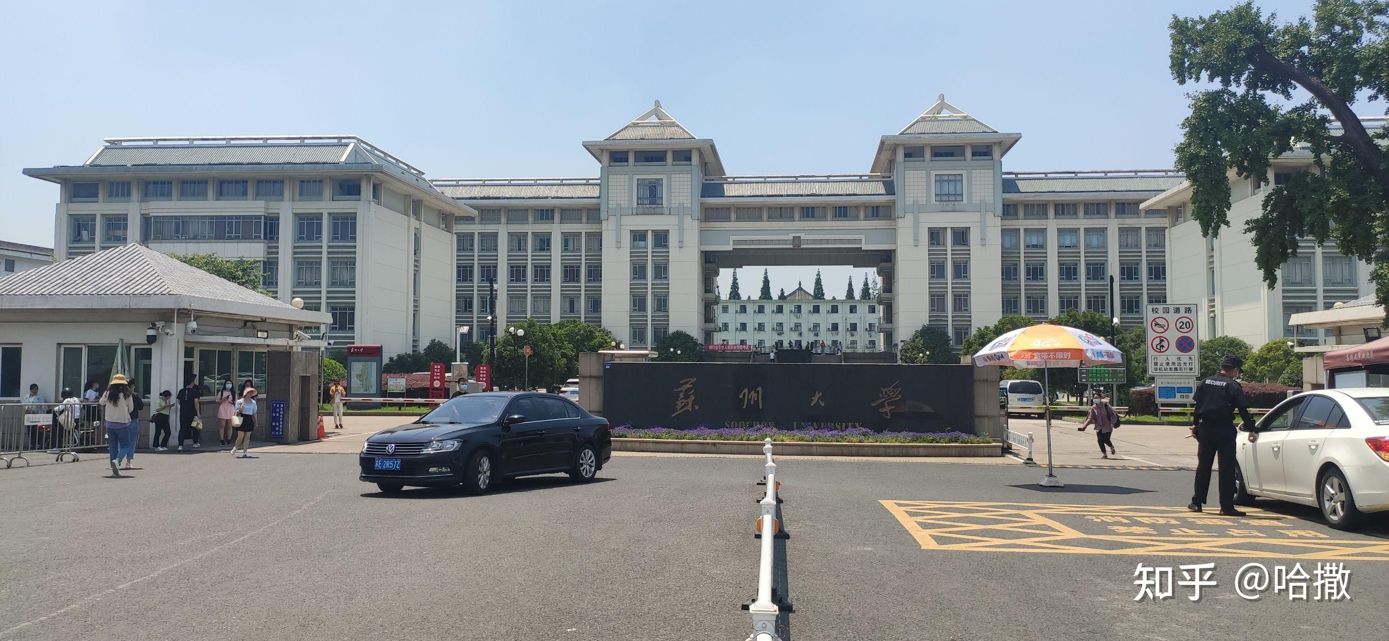 顺着导航,我骑到了苏州大学,本想着可以进去逛逛,故装作在校门口打