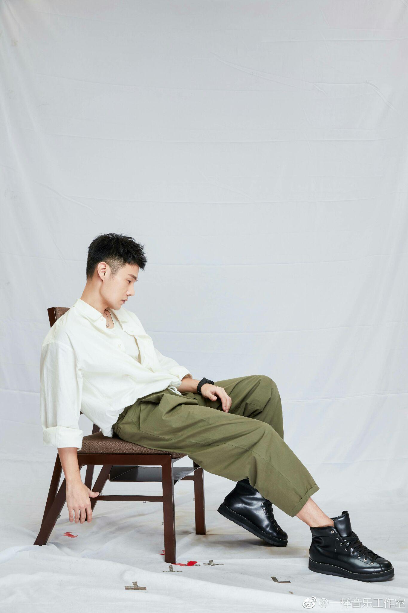 有哪些适合做壁纸的李荣浩照片? - 知乎