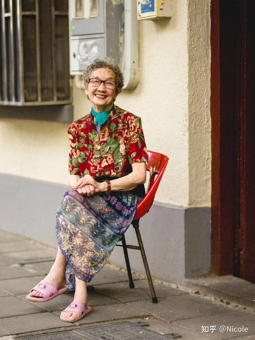 上海奶奶真不服老仪态端庄穿搭得体个个都精致到骨子里