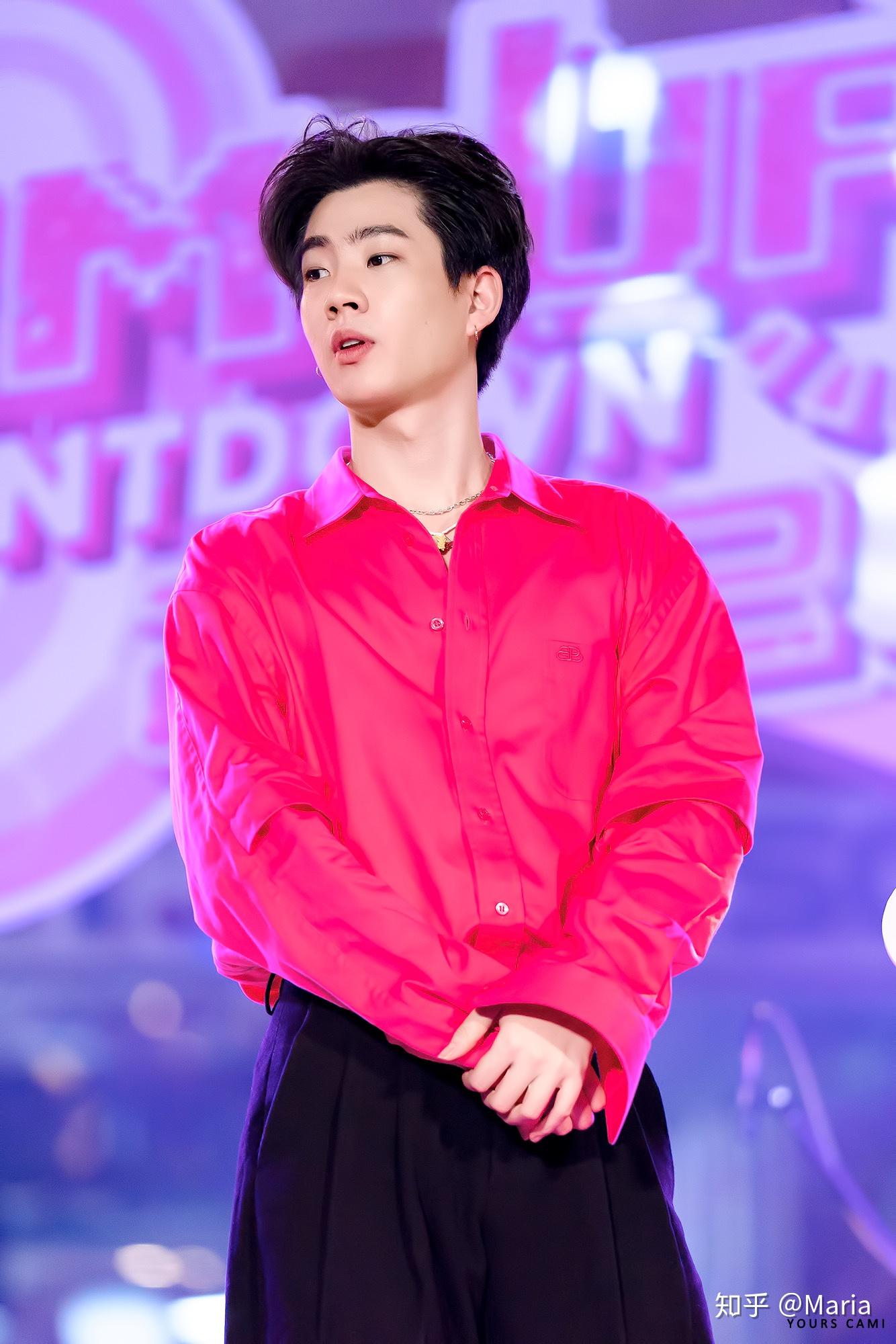 我想知道泰国明星off到底是个怎样的人,我才进泰圈没有多久,看微博时