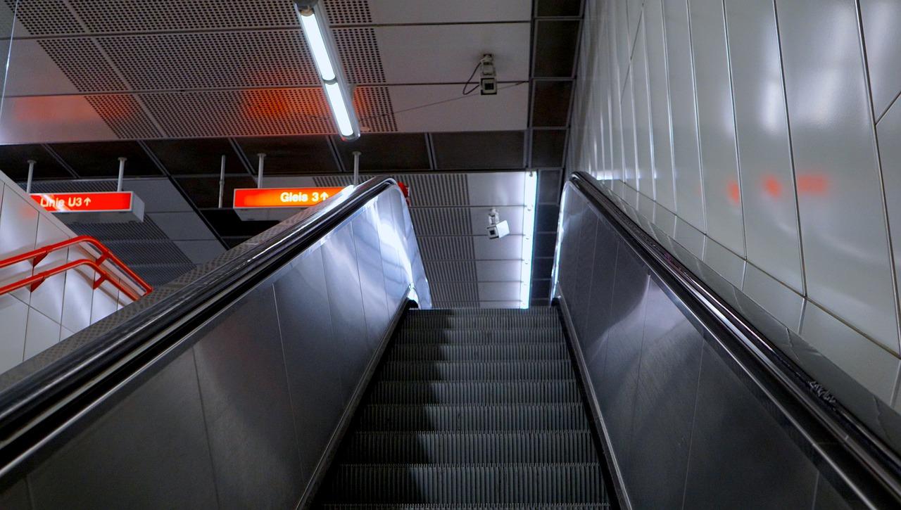 龙洞地铁口距离