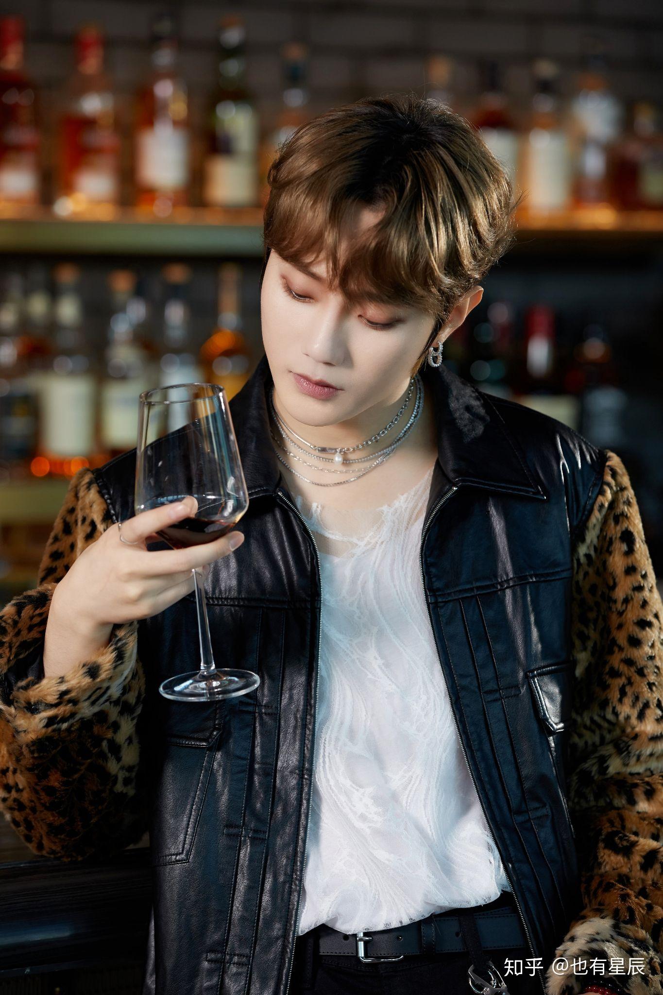 有没有什么r1se的神仙图片可以做背景的那种