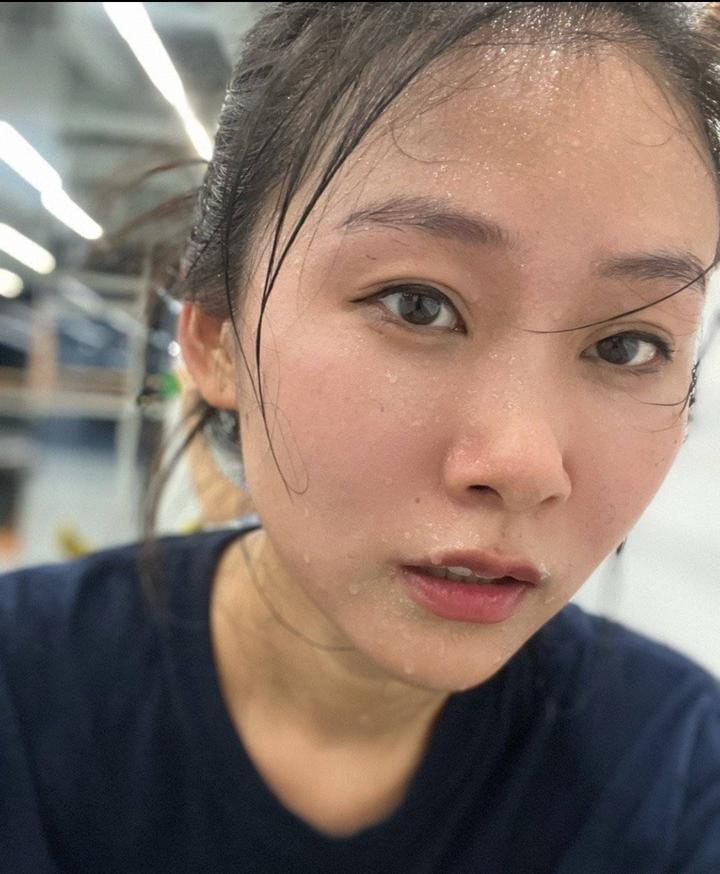 演员邵逸凡自曝曾被性侵,遭高校老师ktv强吻,事后对方全身而退