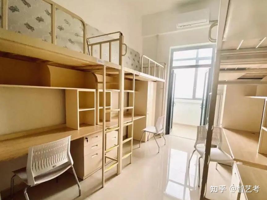 北电的宿舍算不上多豪华,但是能满足学生们的日常生活需求.