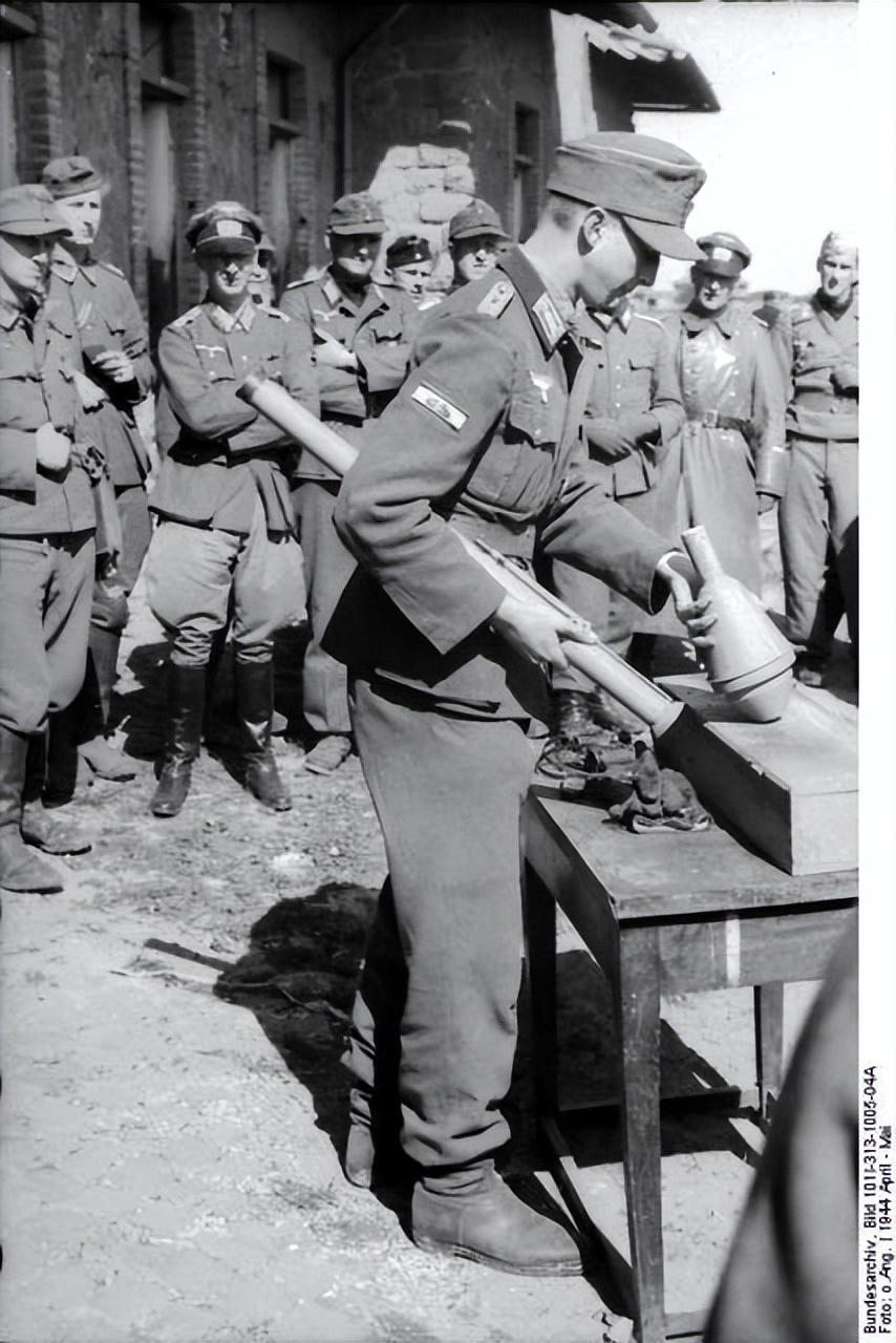 乌克兰,一名手持铁拳的德国士兵▲1943年,在东线作战的一名德军士兵