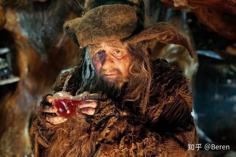 (gandalf)(略弱于白袍巫师),褐袍拉达加斯特(radagast)及两位蓝袍巫师