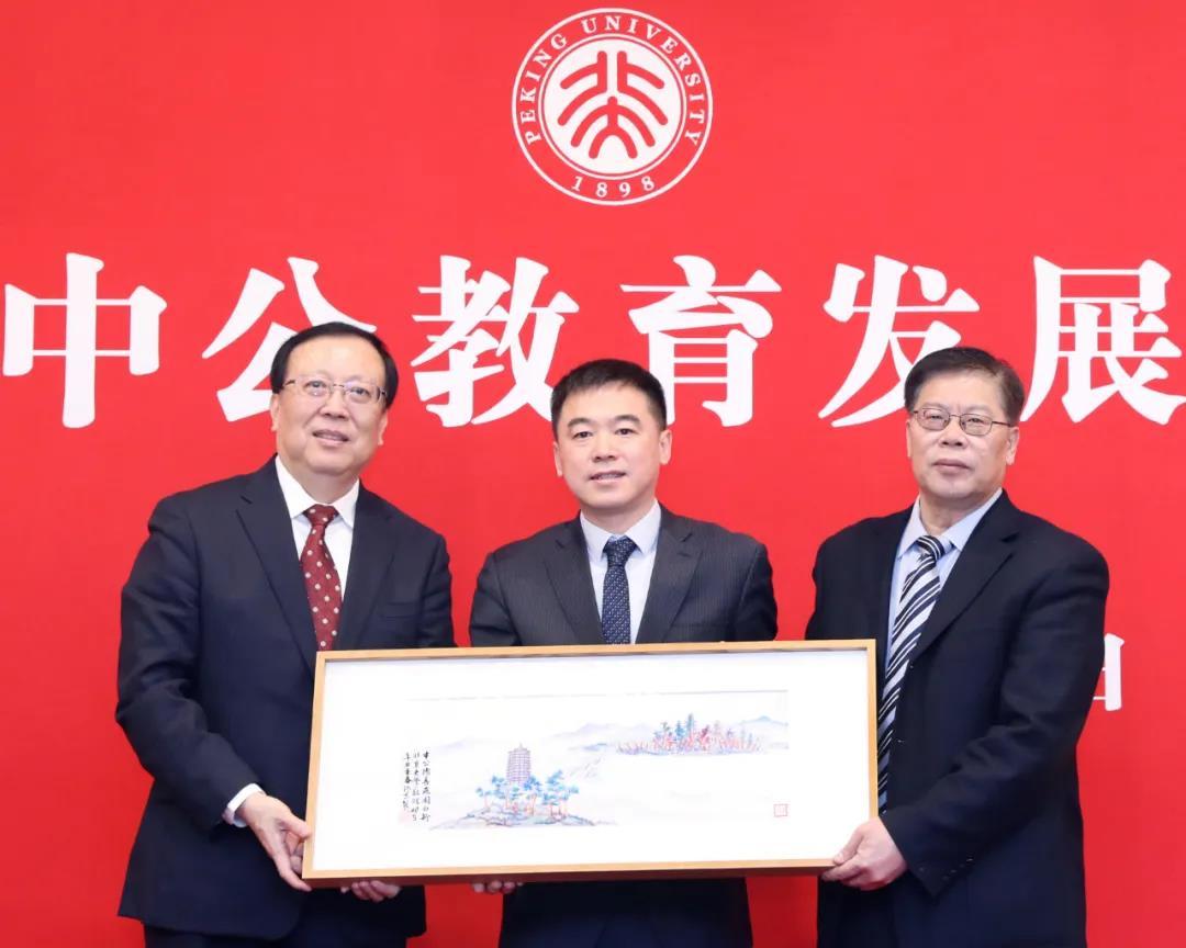 李永新是上市公司中公教育的董事长,44岁就以1400亿的家族财富排名