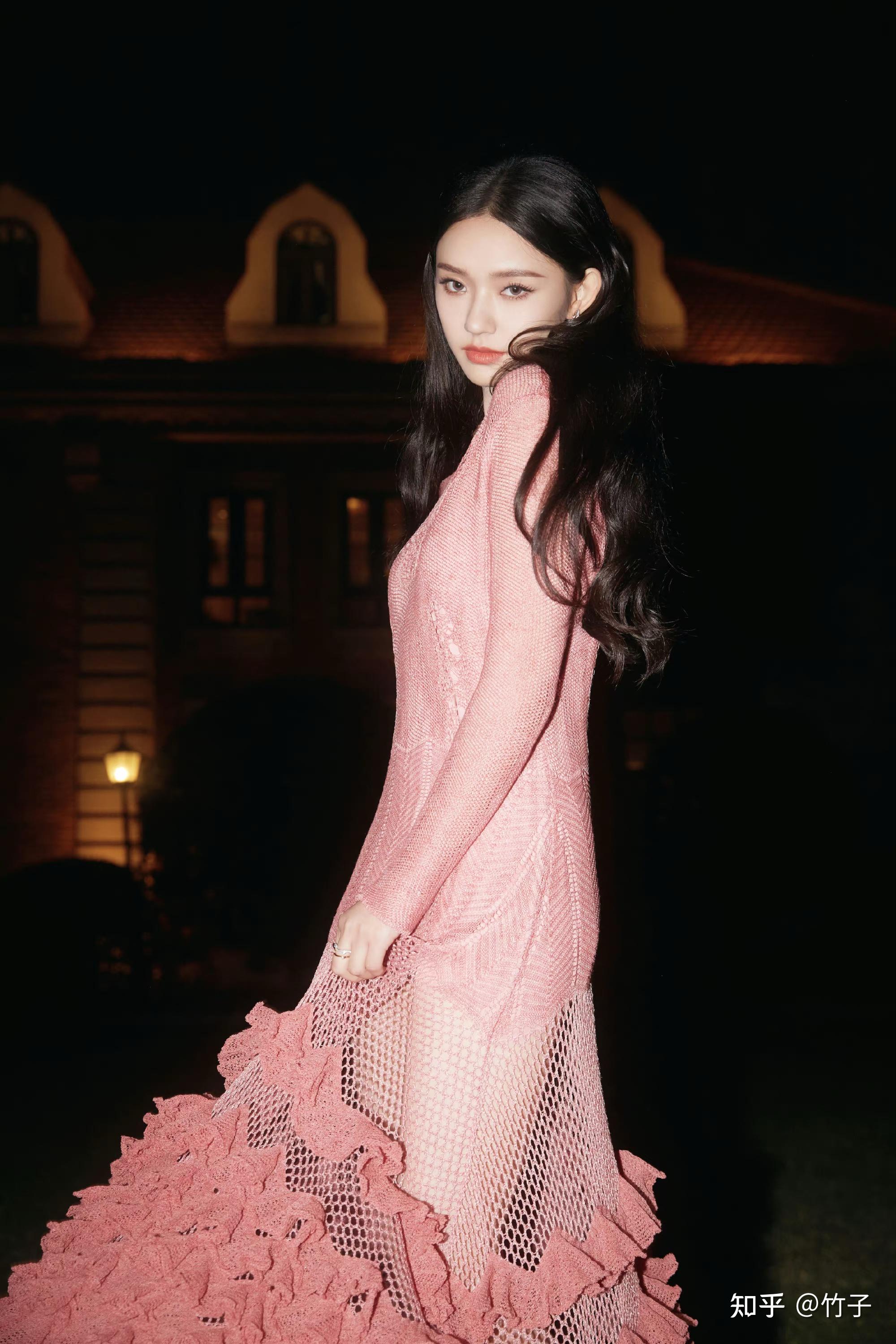 林允最新美照分享针织鱼尾裙破茧成蝶浪漫如期而至别样的美