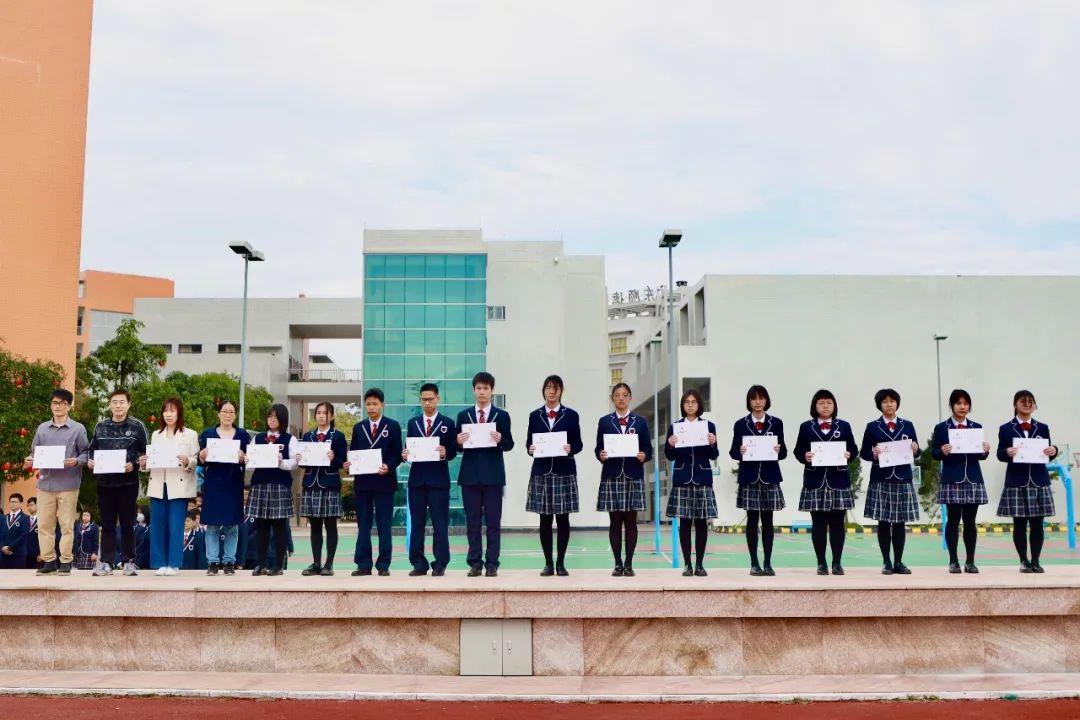 独特的校徽你就是行走的美丽风景学校校徽以文化人以德育人文德的校服