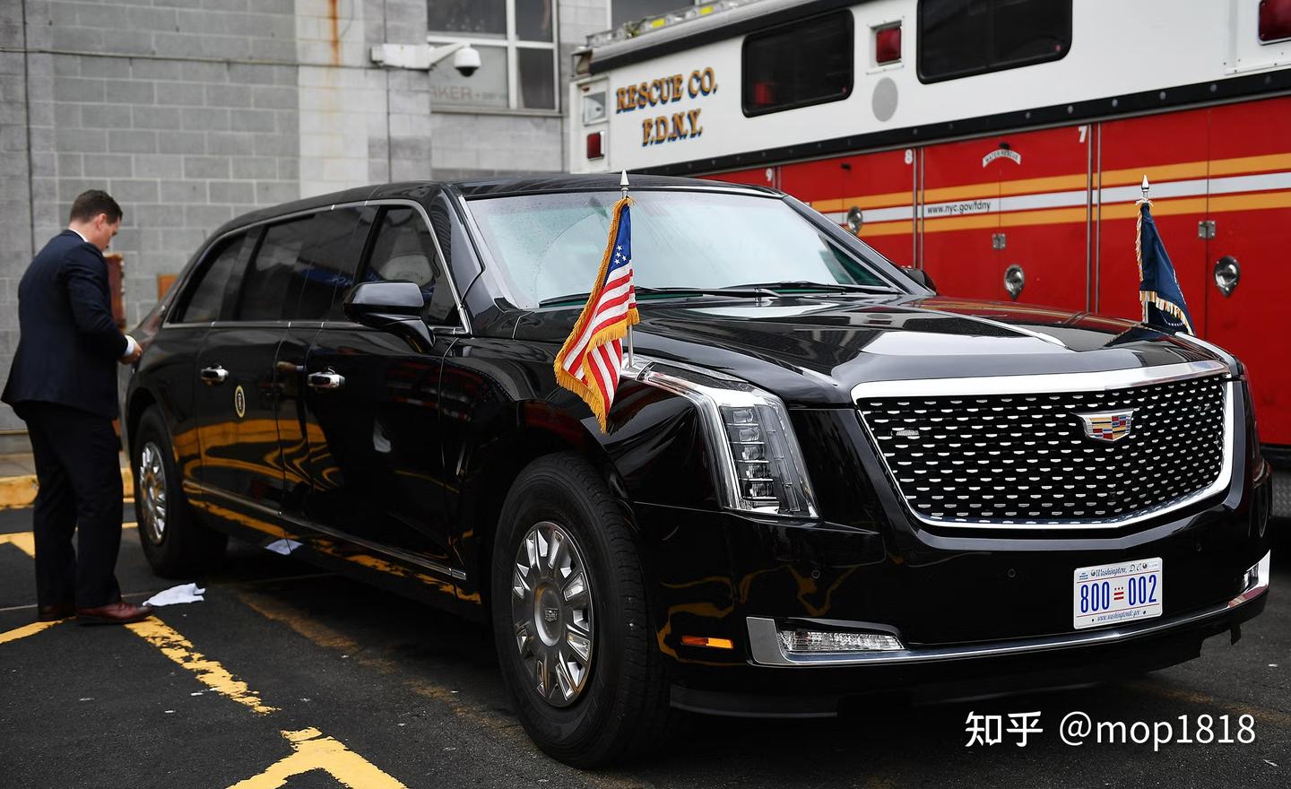 【外网:中英对照】第三代定制凯迪拉克总统座车“野兽”(Third-Generation Custom Cadillac Presidential State Car ‘The Beast’)