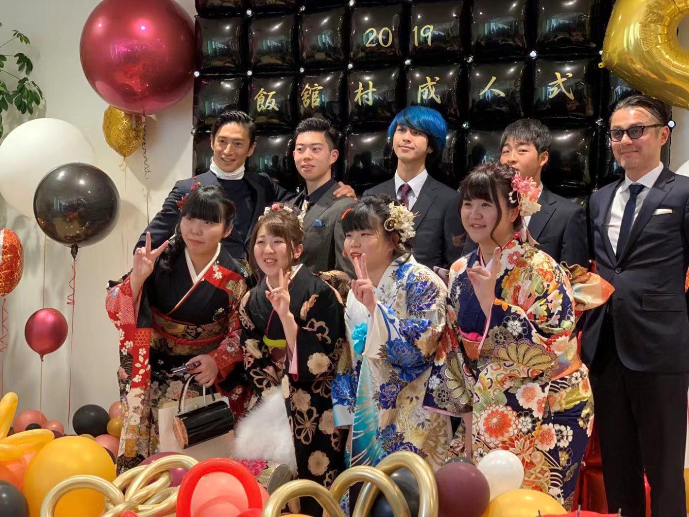 而男生们,有的也会选择传统的和服,有的则是喜欢或是应援团的黑色套装