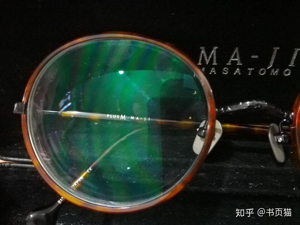 碧碧及亚的蓝洁uv镜片在灯管下镜片中有水波纹请帮助